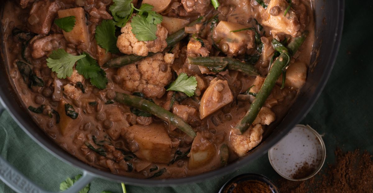 Creamy coconut curry with greens, chicken and lentils 